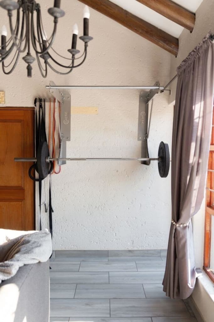 Kipping-Bar-with-Olympic-Bar-and-Plates